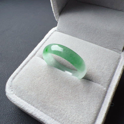 High-quality Natural Green Jadeite Classic Ring One of a Kind Fashion Jewelry